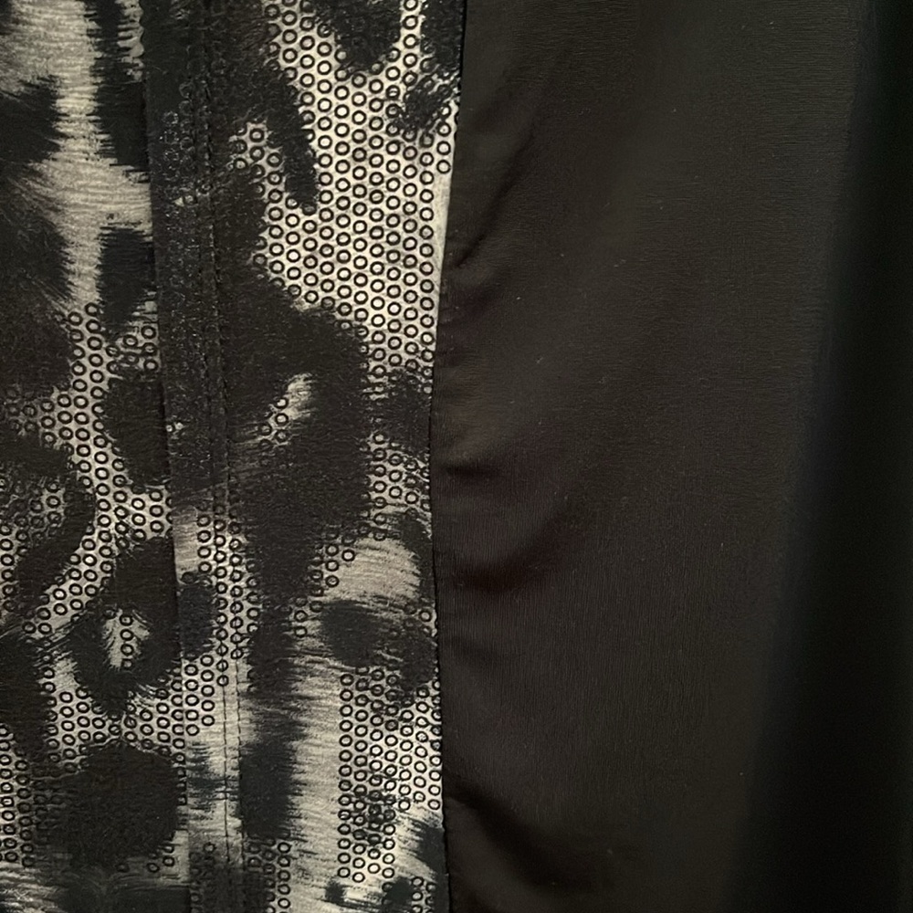 Peter Nygard black and light gray V neck blouse. Size XL - Picture 6 of 9